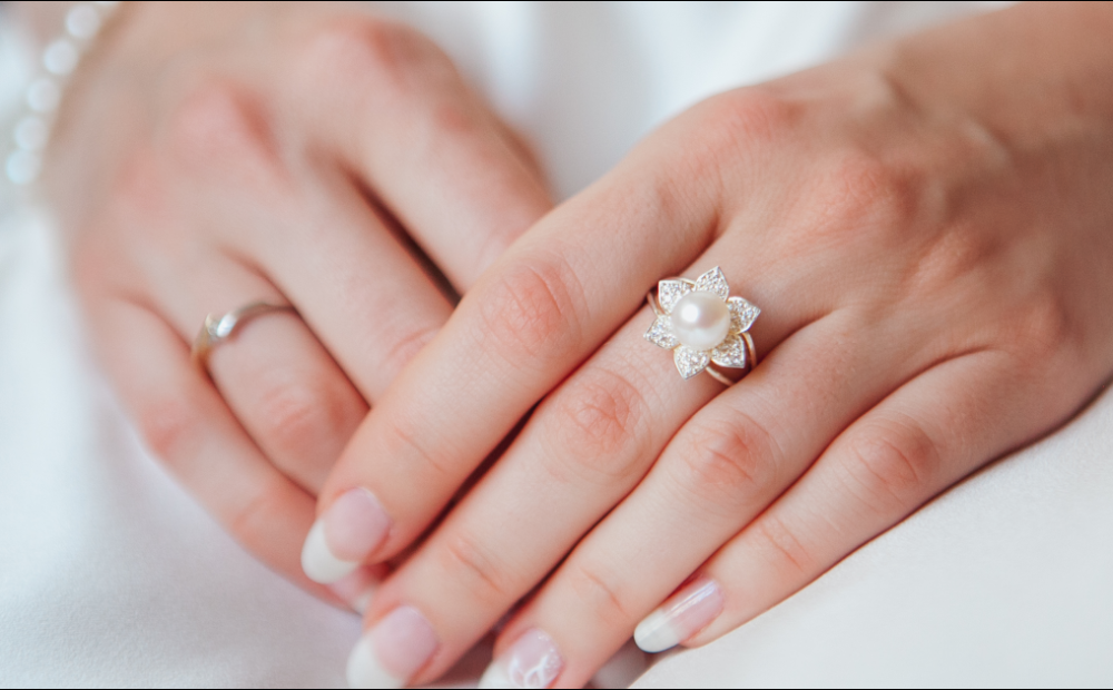 Cách Đeo Nhẫn Phong Thủy Mệnh Kim Hợp Tuổi