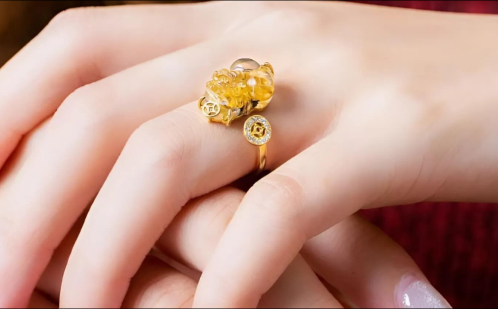 Cách Đeo Nhẫn Phong Thủy Mệnh Thổ Chiêu Tài